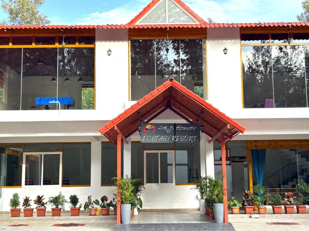 Ecstasy Tent Stay With Swimming Pool & Common Washroom จิกมากาลูร์ ภายนอก รูปภาพ