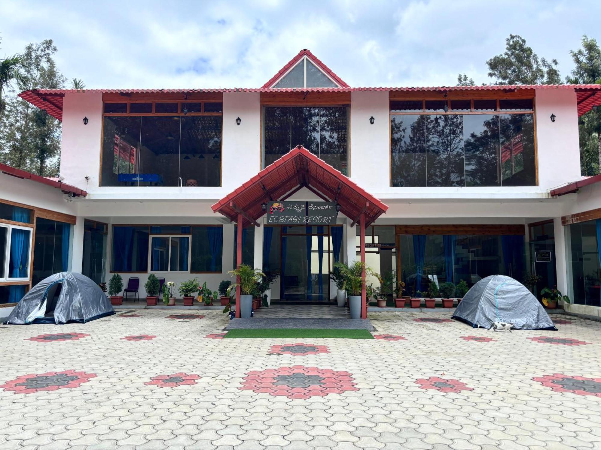Ecstasy Tent Stay With Swimming Pool & Common Washroom จิกมากาลูร์ ภายนอก รูปภาพ