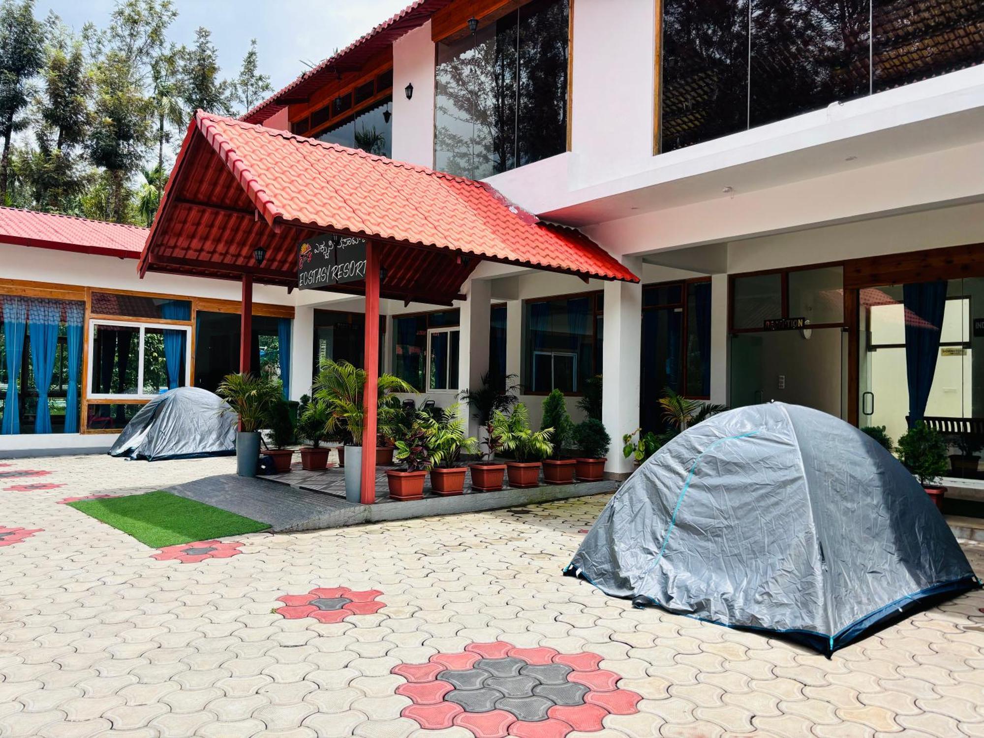 Ecstasy Tent Stay With Swimming Pool & Common Washroom จิกมากาลูร์ ภายนอก รูปภาพ